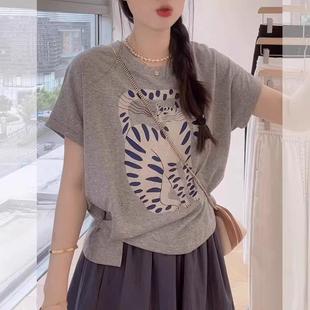 胖MM侧扣收腰百搭显瘦上衣 t恤女大码 法国Rouje Dsyle猫咪印花短袖