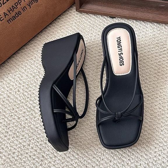 夏配黑色女款2025好看沙滩新款裙子厚底凉拖鞋外穿坡跟人字拖鞋子