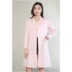 Женское розовое платье с длинными рукавами.