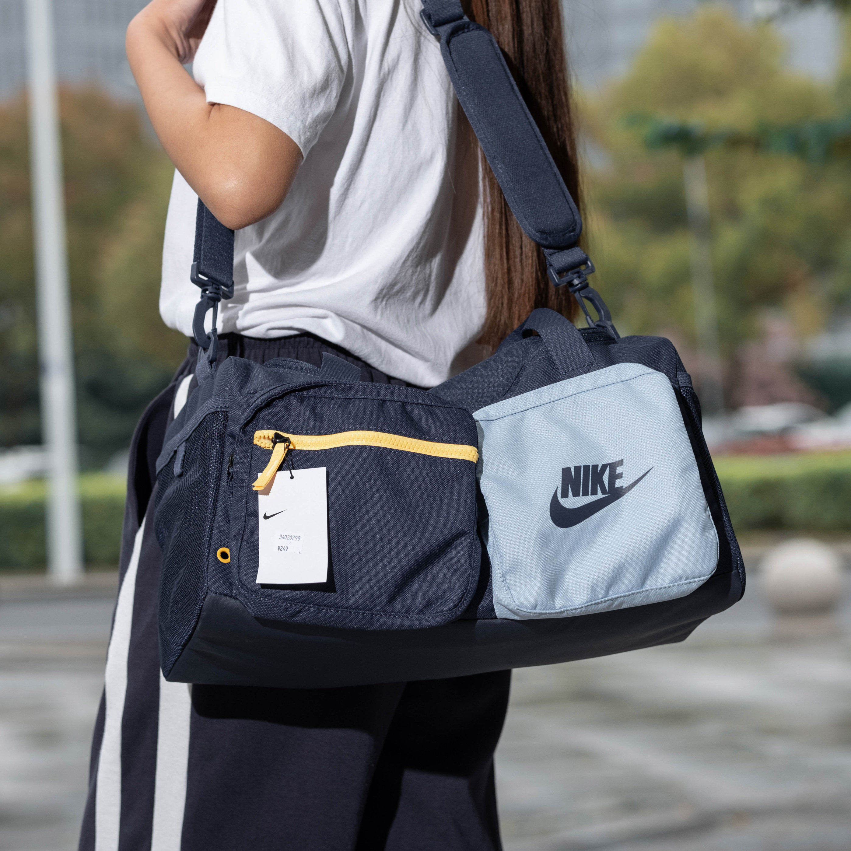 NIKE耐克健身包男女单肩斜挎包运动旅行手拎桶包男女BA6169-410