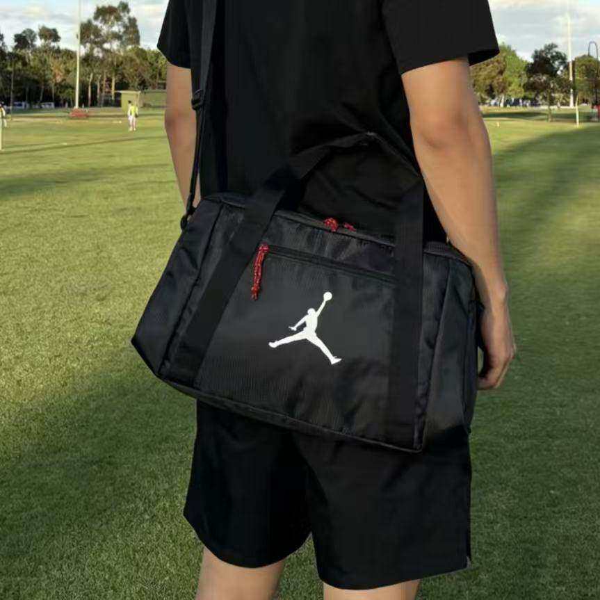 NIKE耐克Jordan大容量斜挎包休闲运动训练包单肩包便携健身包
