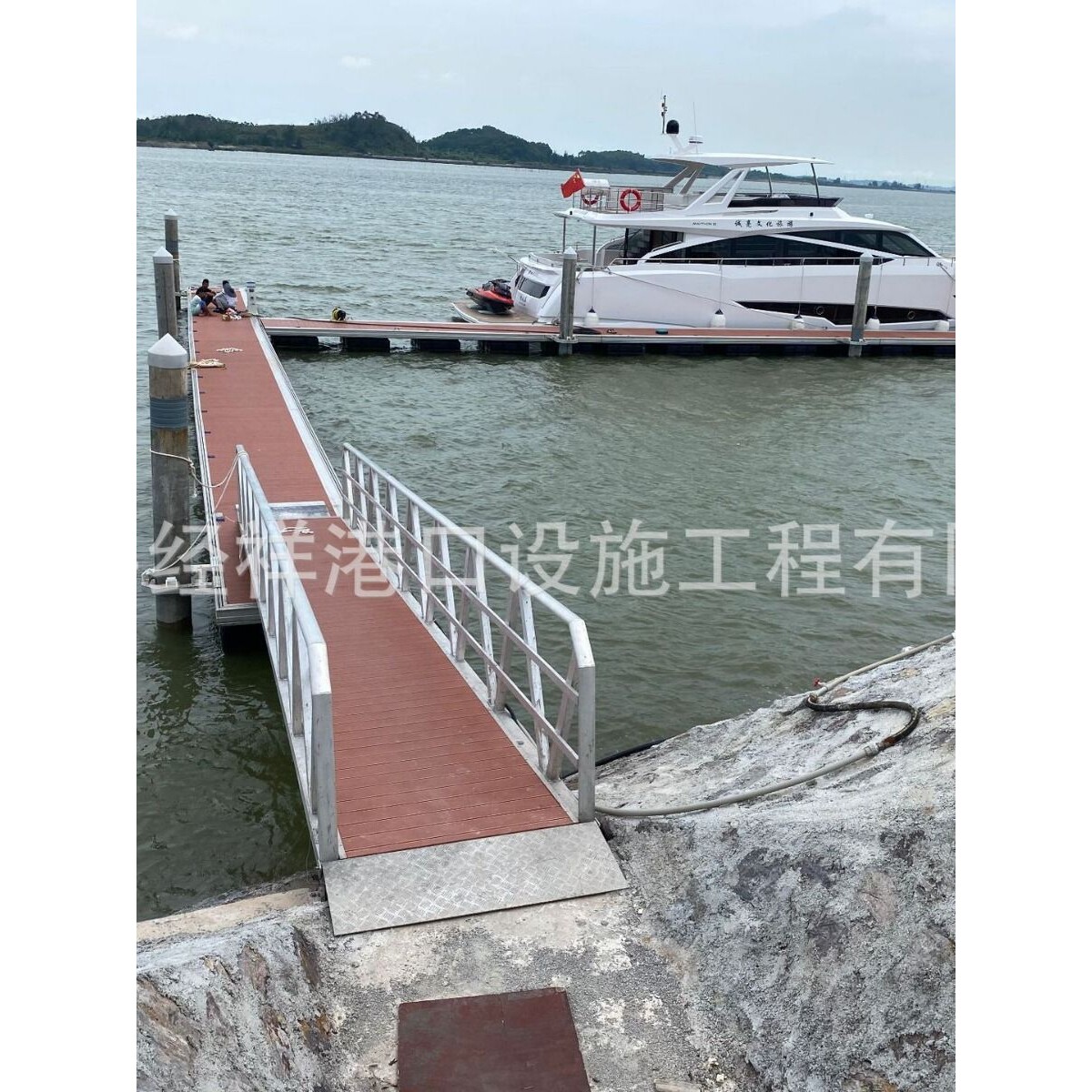 水上浮桥浮箱浮动码头 铝合金结构游艇码头停靠 平台浮台打桩固定
