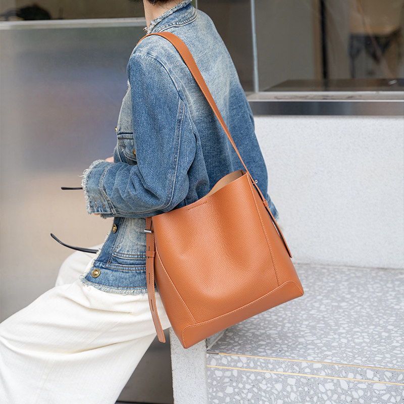 2026新款女士水桶包高级感小众真皮大容量斜挎包时尚百搭单肩包