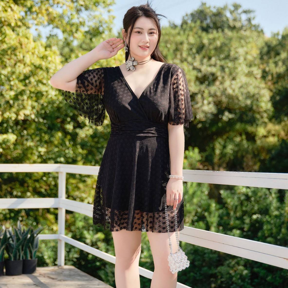 新款女士连体裙式V领大码聚拢保守显瘦胖M沙滩温泉度假泳衣女