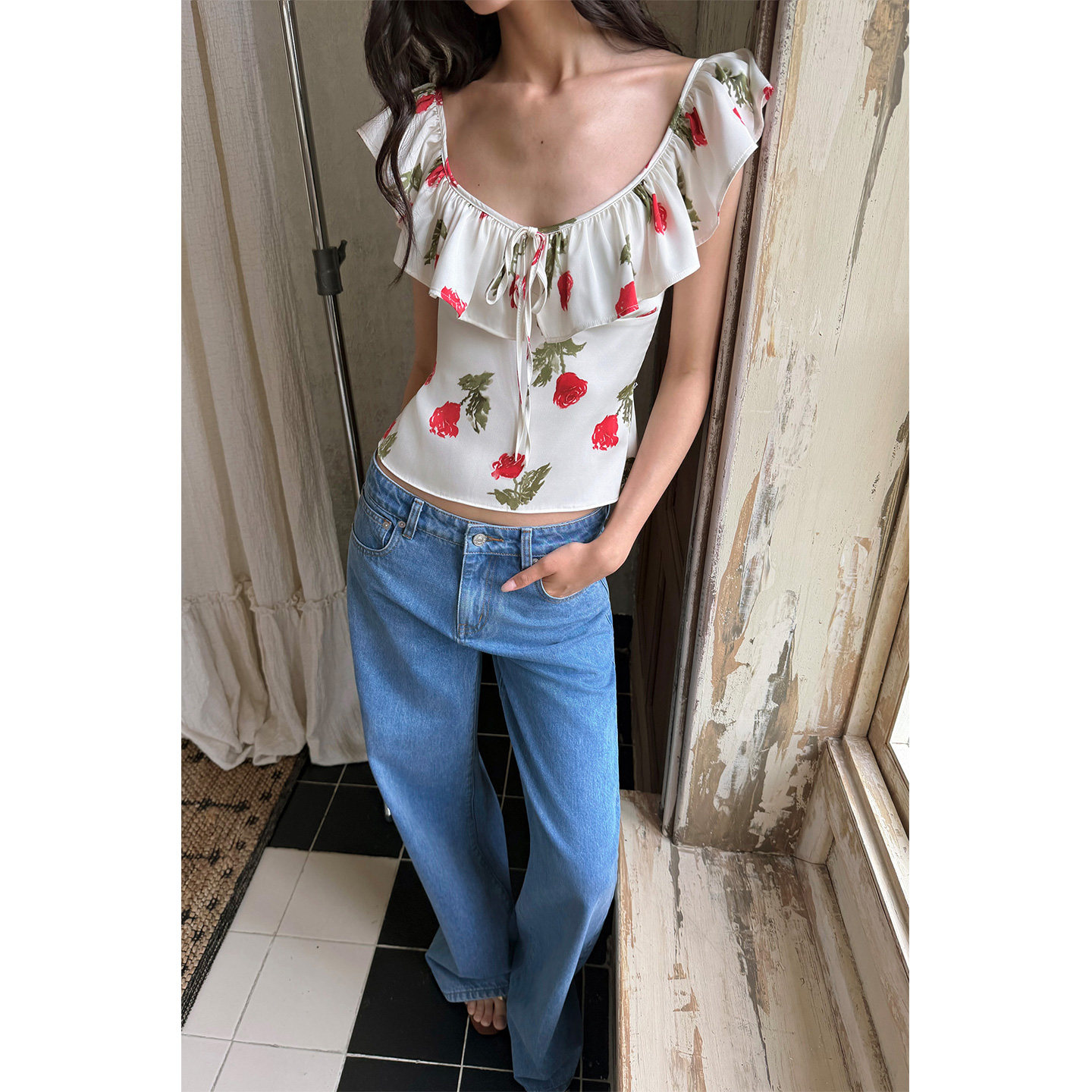 PynkiSwear 白底红花大U领荷叶边无袖背心女收腰缎面小衫短上衣