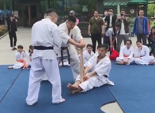 极真会跆拳道表演棒球棍