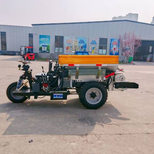 三轮自走式撒粪车 25马力柴油撒粪撒肥机  大棚果园1方2方撒粪车