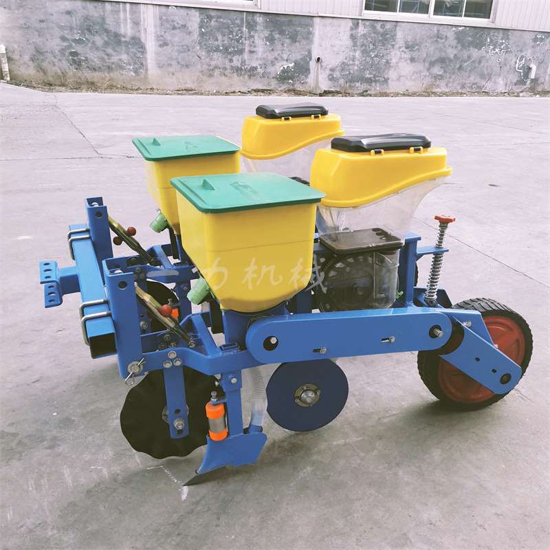 手扶拖拉机带的双行新款大豆精播机 18马力带的播种机