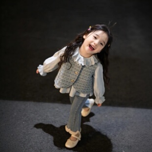 韩版女童小香风针织马甲蕾丝领衬衫牛仔裤三件套春装时髦洋气套装