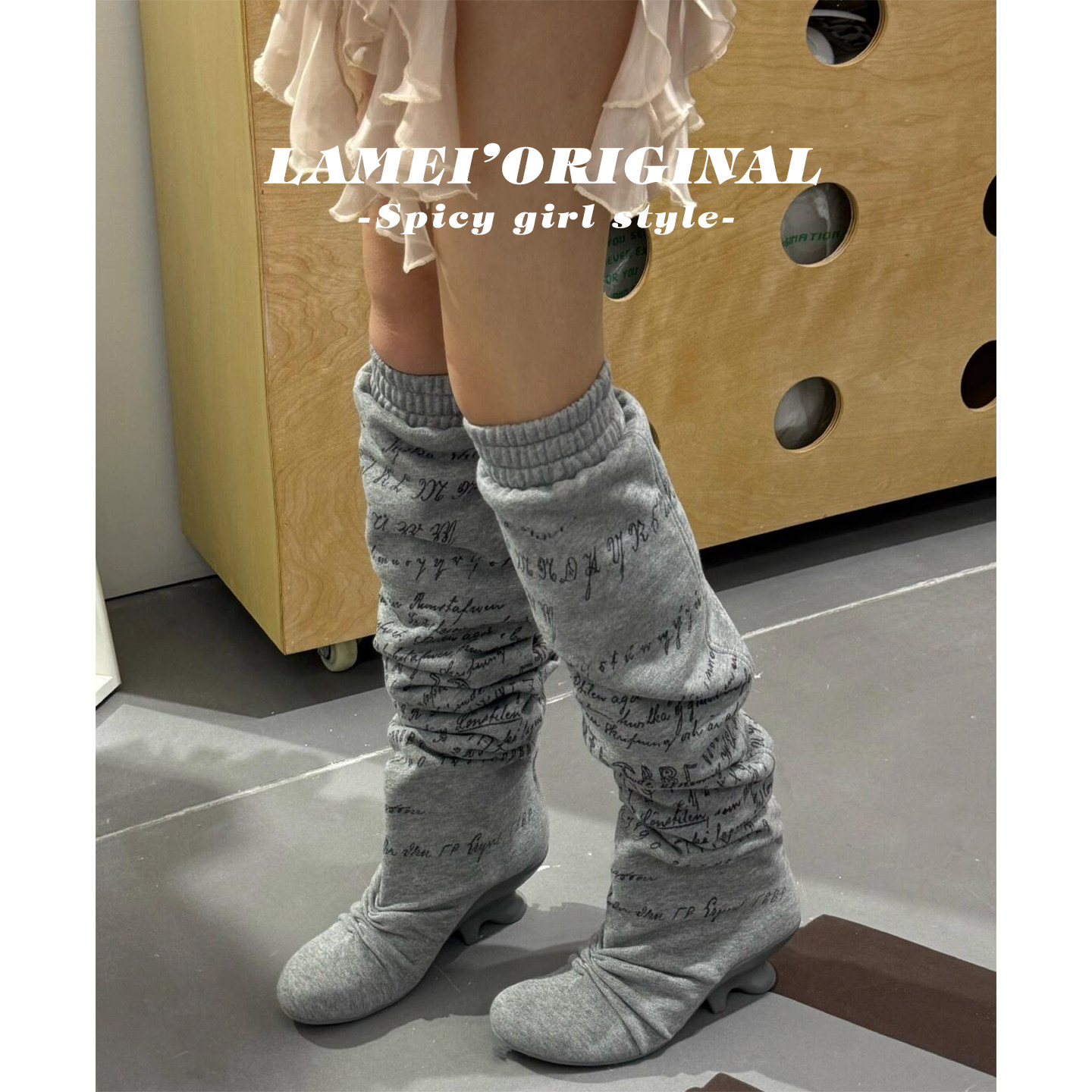 灰色复古印花字母异型跟堆堆靴女