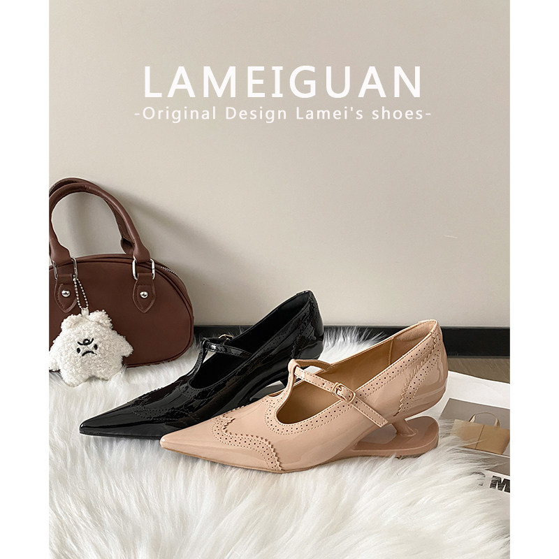 雕花设计感尖头悬浮坡跟单鞋女2026春季新款绝美法式裸色高跟单鞋