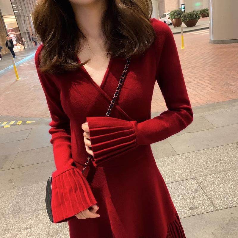 欧洲站2025秋冬新款时髦V领喇叭收腰显瘦气质针织打底百褶连衣裙
