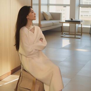 日系高级感白色v领针织连衣裙女秋冬软糯超好看打底裙内搭毛衣裙