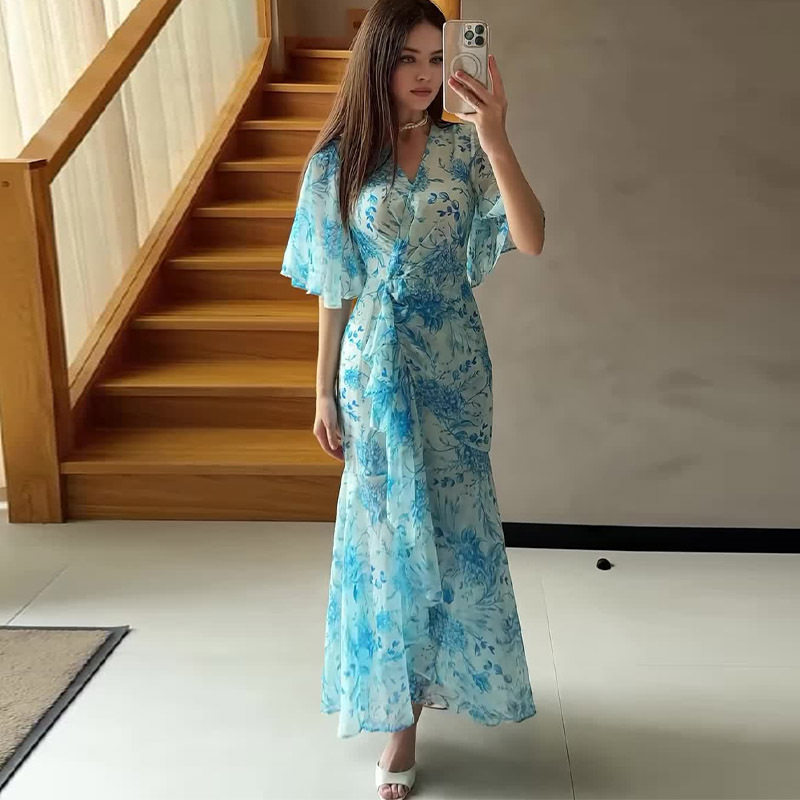 法式设计感V领喇叭袖系带收腰碎花雪纺连衣裙女显瘦气质复古长裙