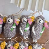 新款 成品尼泊尔羊毛毡挂件高颜值小羊玩偶包包装 饰挂饰钥匙扣礼品