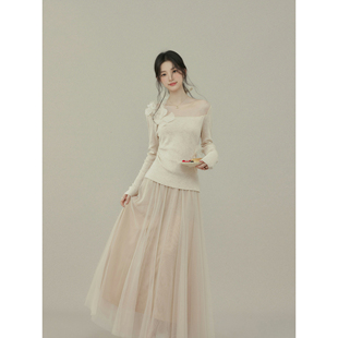 欧阳喜甄选“羽光絮语”花朵镂空修身杏色打底衫冬季新款内搭上衣