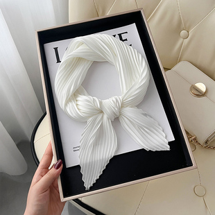 褶皱小方巾长条三角丝巾女奶白米白色搭配衬衫护颈饰系脖子薄围巾