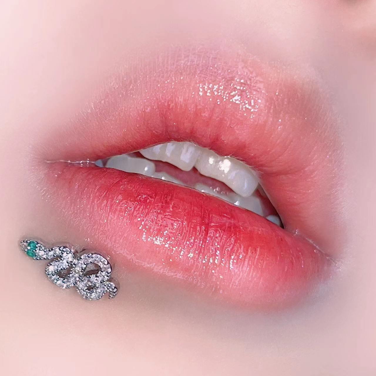 墨刺研究室 满钻蛇绿瞳唇钉耳骨钉钛钢欧美朋克风辣妹ins穿刺饰品