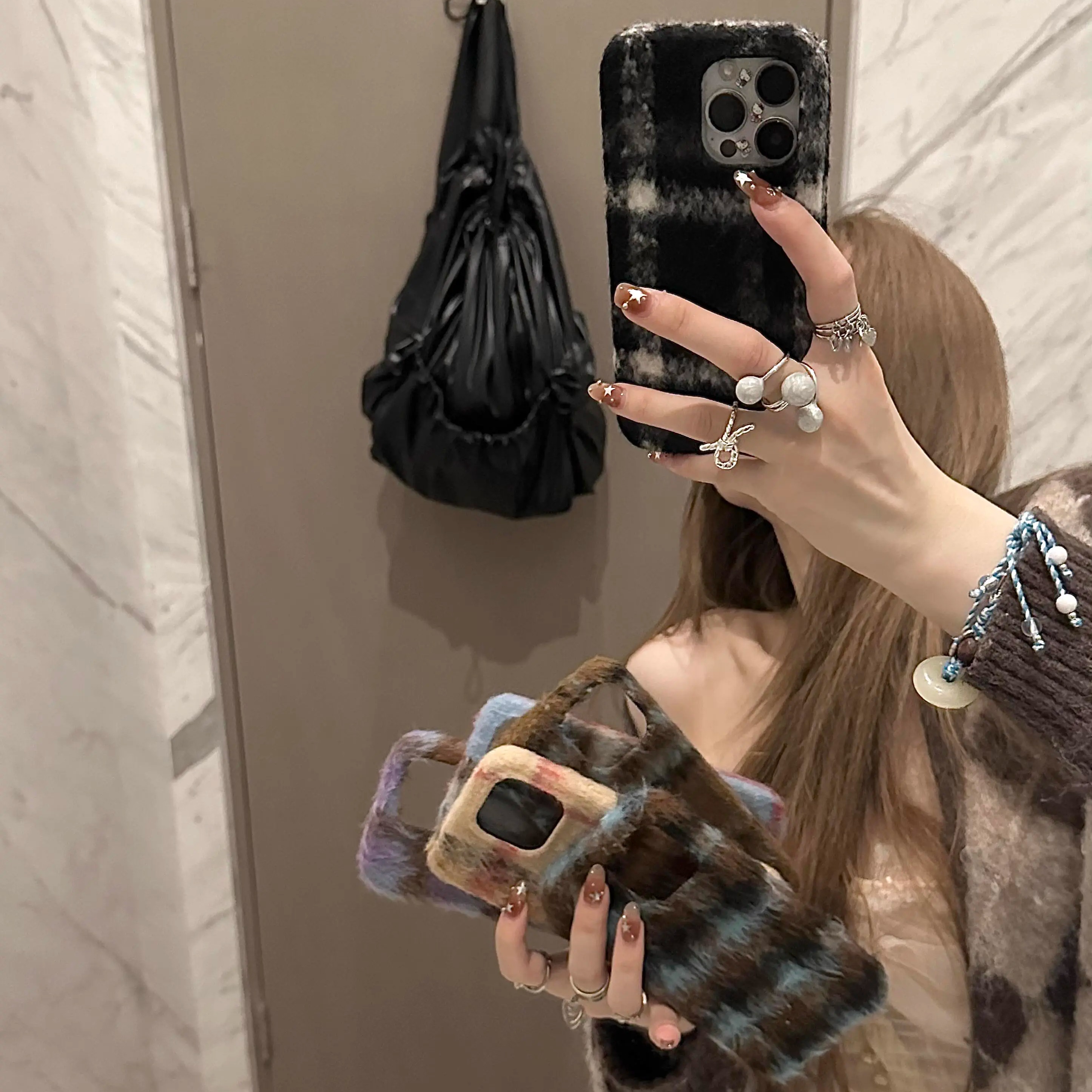 ins复古高级感棕蓝格纹毛绒手机壳适用iPhone16promax秋冬新款苹果14/15promax小众设计15/16防摔保护套16pro