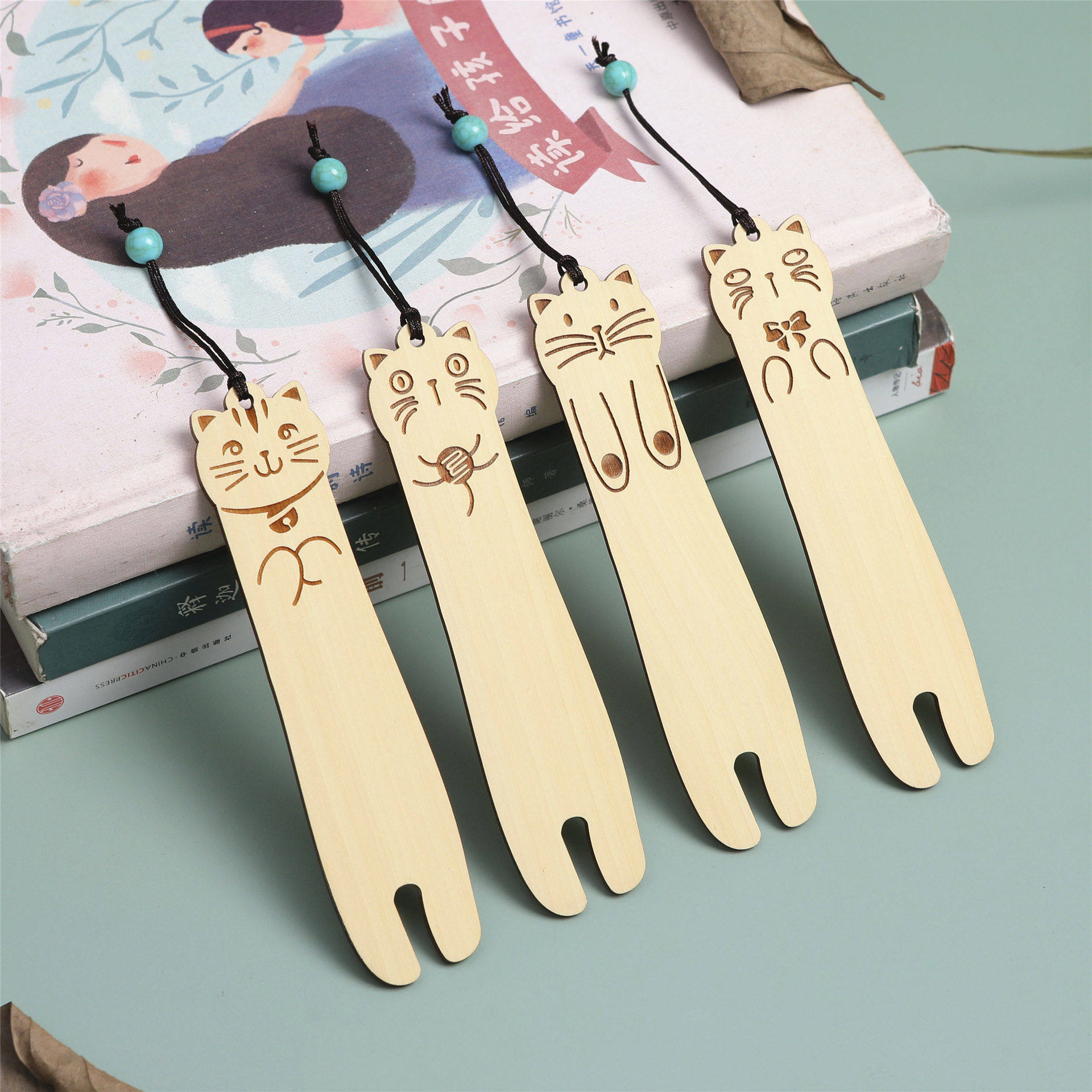 2026新款红木小猫书签黄杨木卡通雕刻公司礼品套装厂家定制