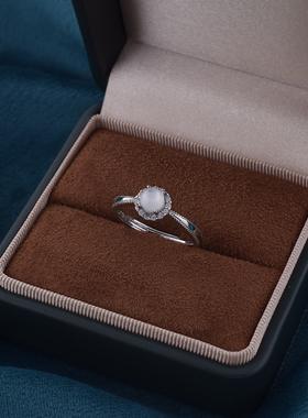 白冰蛋面翡翠玉髓点钻围镶戒指