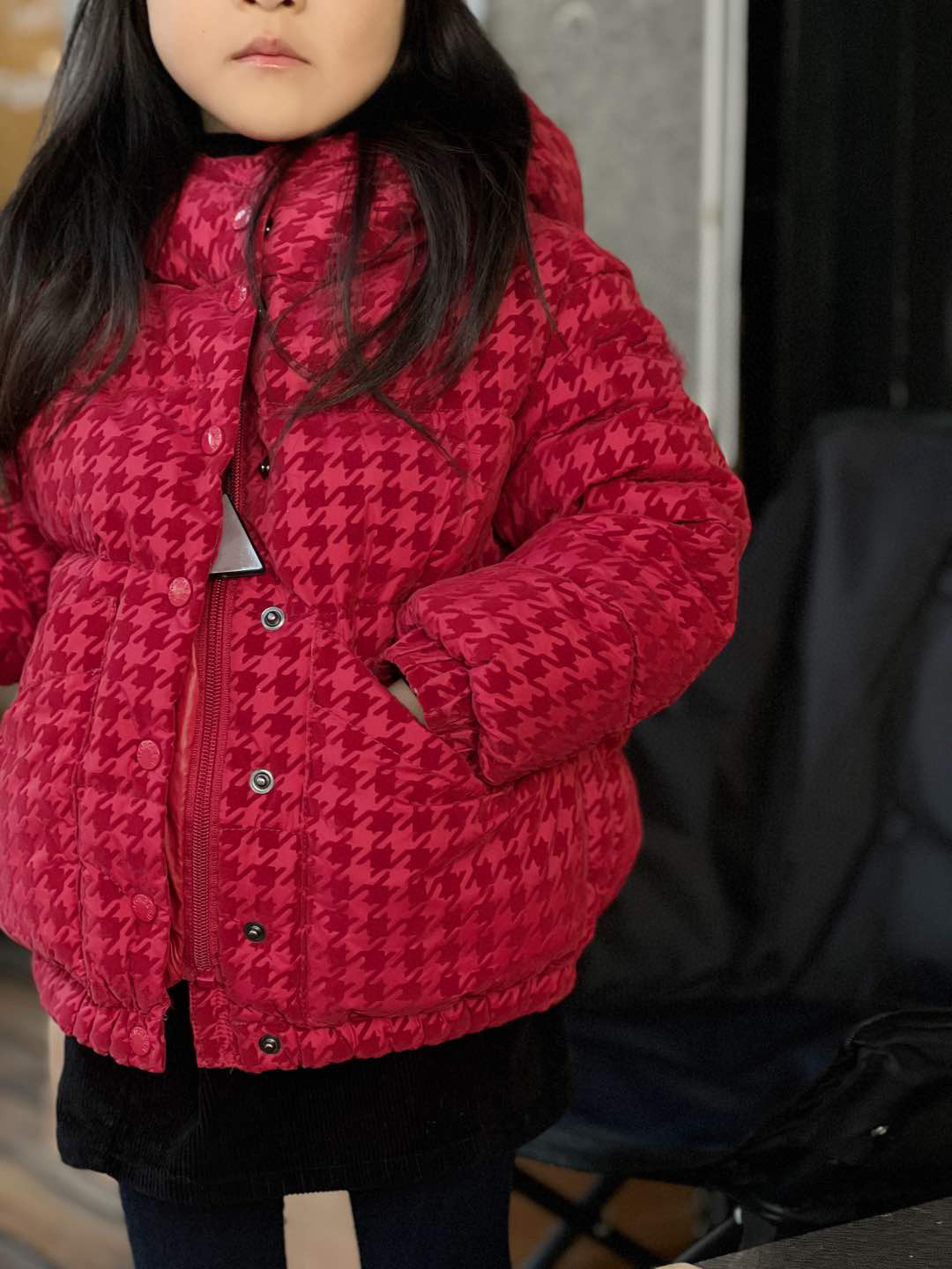 mc徽章千鸟格植绒短款连帽羽绒服加厚保暖鹅绒女童面包服新年喜庆