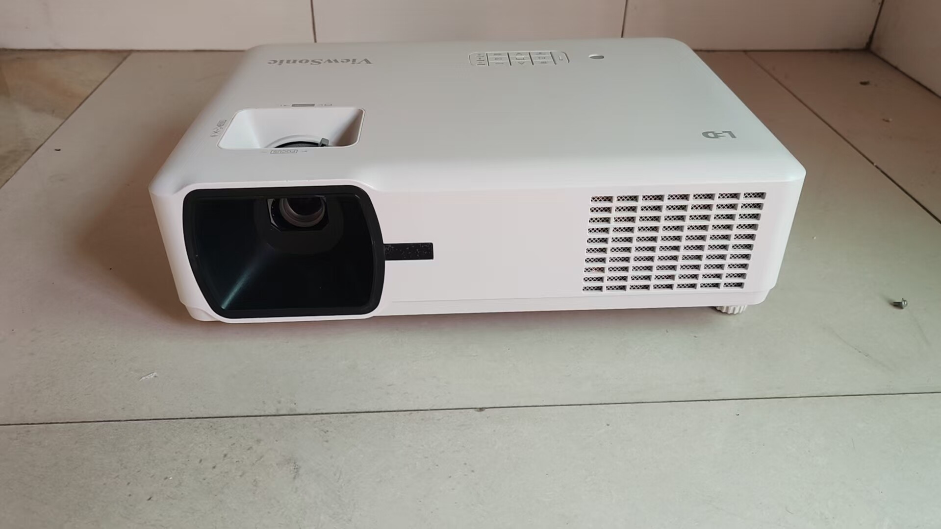 优派 LS610HDH二手投影机投影仪。高清5000亮度led激光。白天直投。1080p高清分辨率。光源可用3万小时HDMI