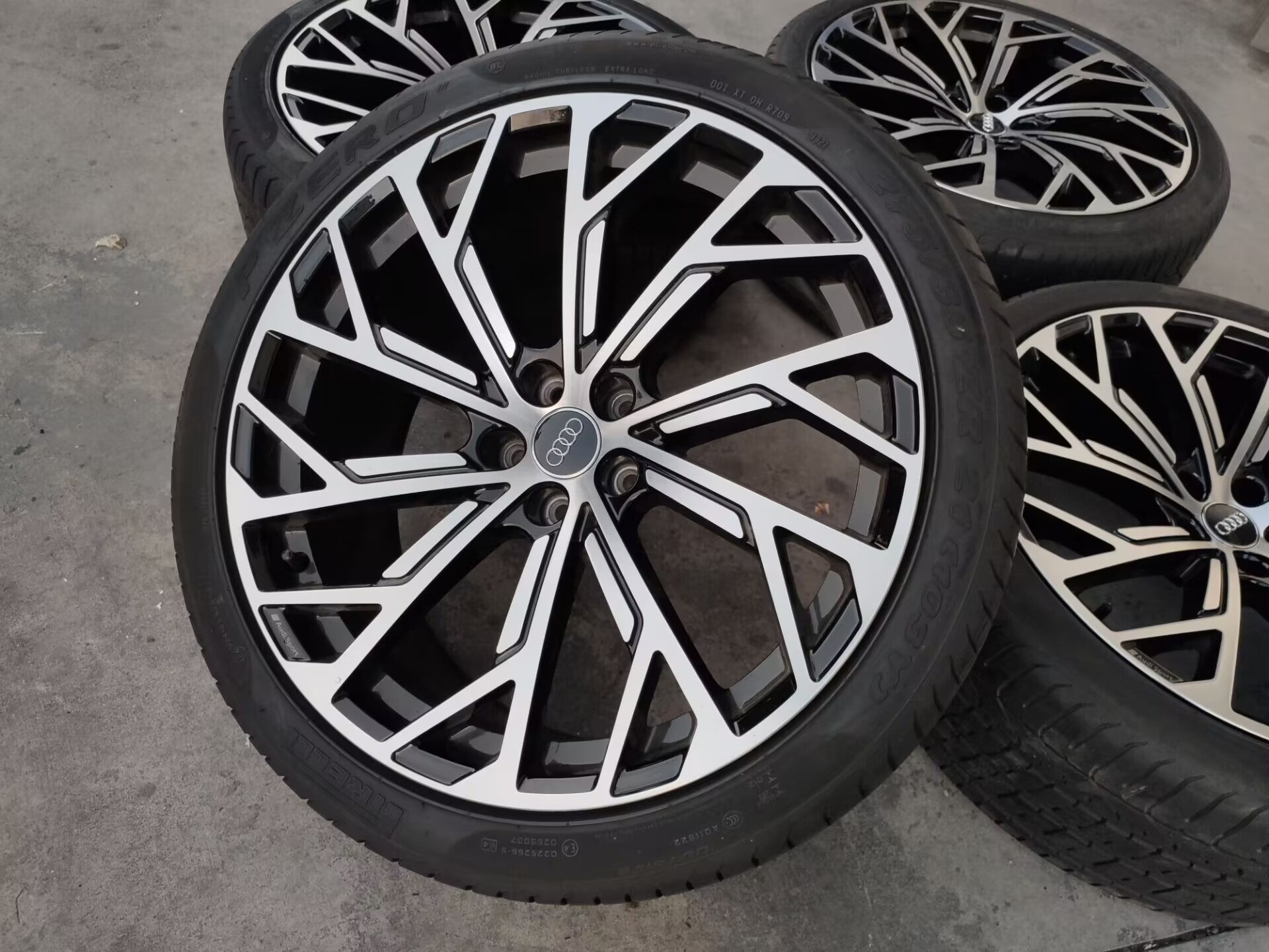 奥迪S8轮毂原装钢圈轮胎S8RS6