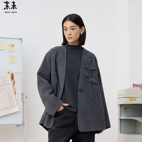 MIIWII末未25冬灰色v领羊毛棉双面呢外套立体花无领大衣女D254509