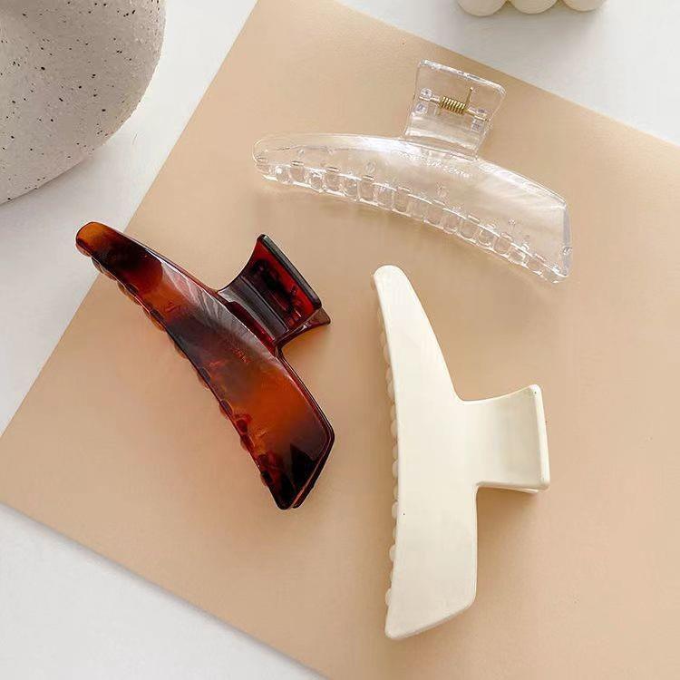 oversized hair grabbing women