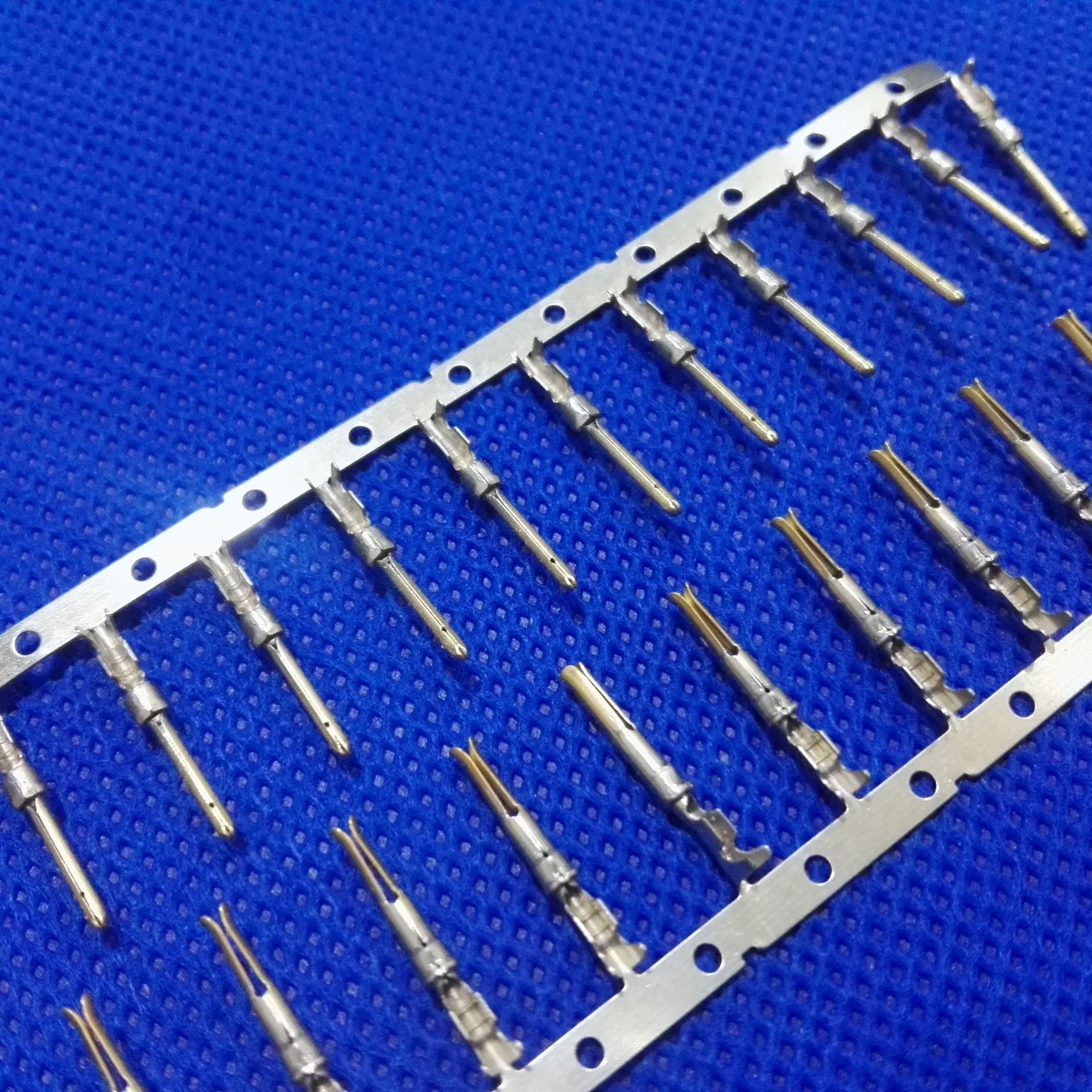 1.0MM空中公母对接电脑端子镀半金DB头座连接器插簧