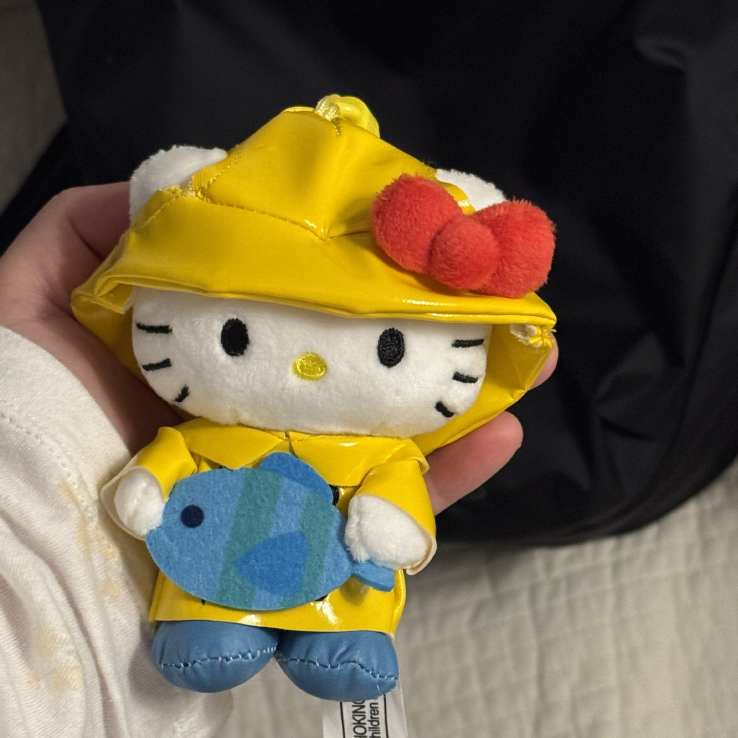 渔人码头小黄帽雨衣Kitty包挂件
