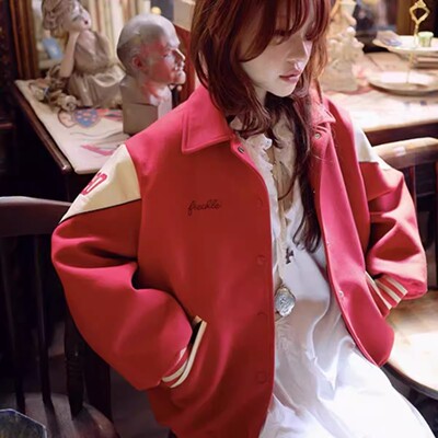 现货 freckle 25秋冬新款 复古小羊图案翻领红色棒球服夹克外套女