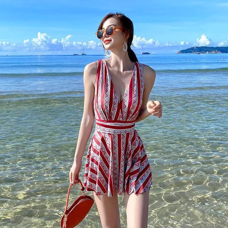 泳衣女连体2025年新款爆款高级感大码游泳馆专用微胖女孩性感泳装