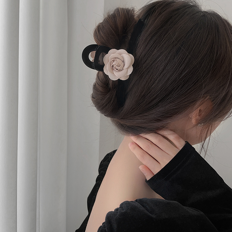 气质山茶花植绒抓夹女夏后脑勺盘发鲨鱼夹夹子头饰大号高级感发夹