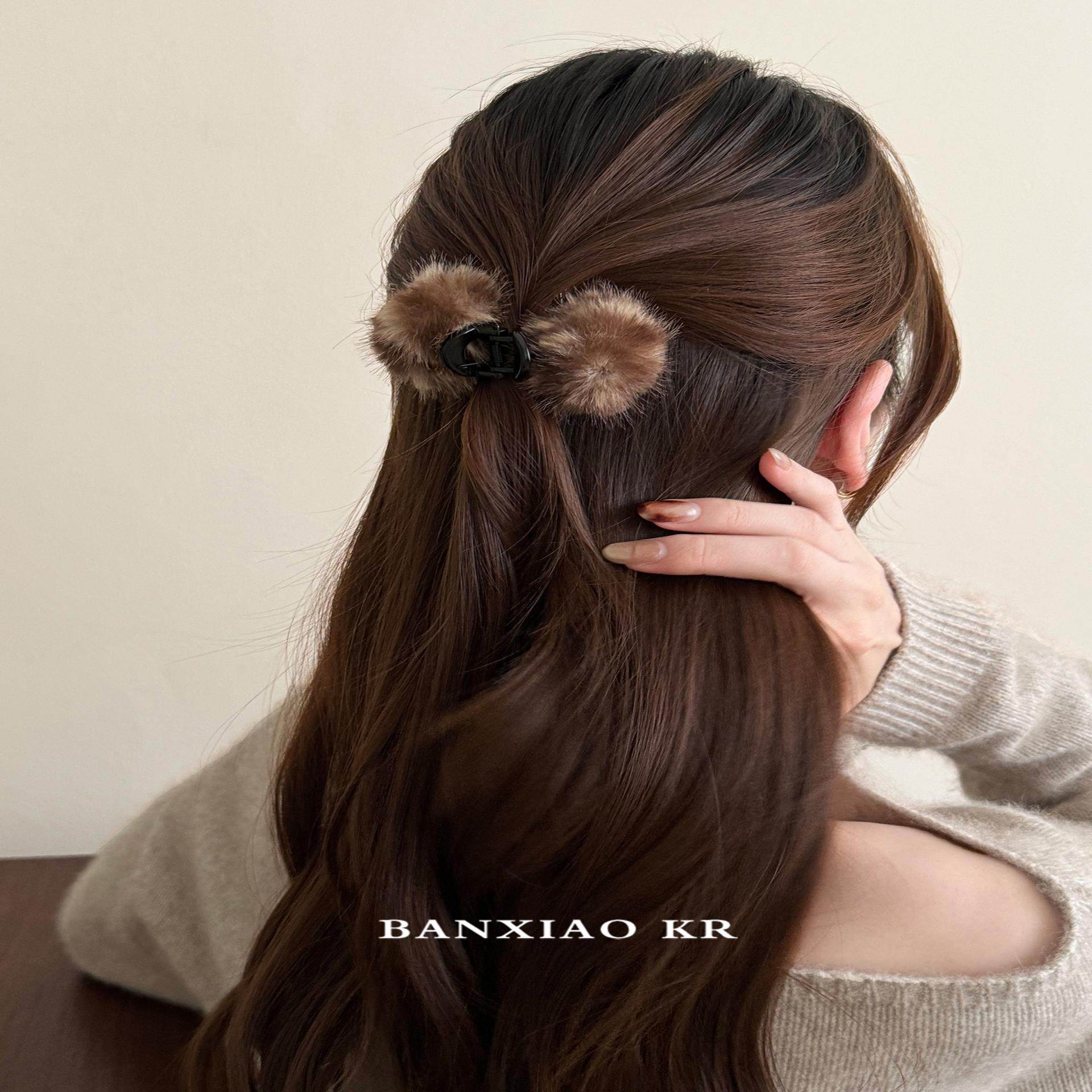 秋冬毛绒球球小号发夹女2025新款公主头抓夹气质半扎发鲨鱼夹头饰