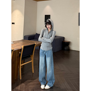 王家有鱼2026年早春新款弯刀裤刺绣高腰复古蓝显瘦阔腿牛仔裤子女