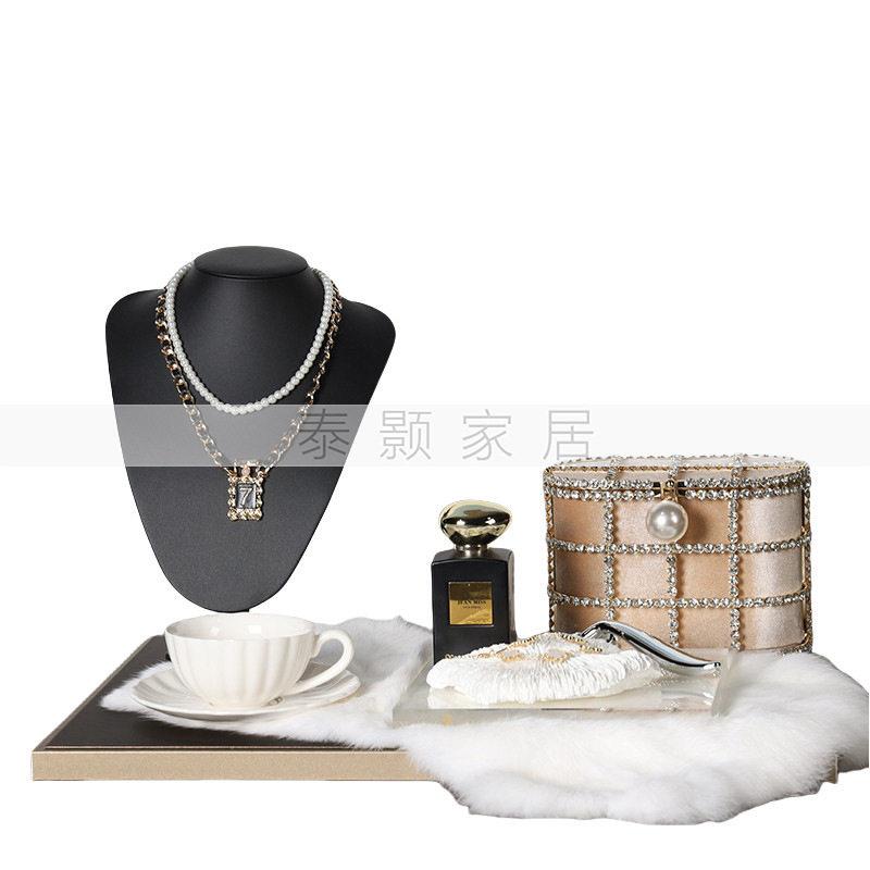 样板间衣帽间装饰包包女士手提包售楼处展厅陈列简约梳妆台摆件