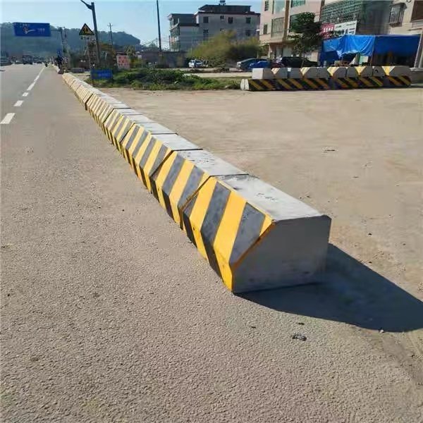 市政道路钢结构围挡水泥墩底座基础隔离防撞交通路障施工警示墩