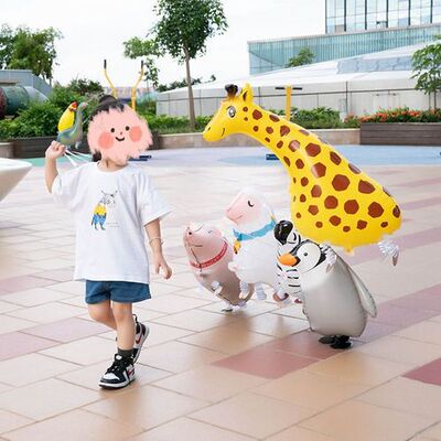 Pushing balloons, setting up stalls, night markets, walking balloons, walking mixed batches, cartoon ducks, animals, wa