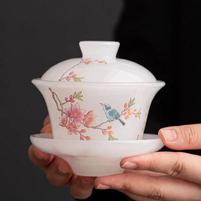 Ice glass likes to raise eyebrows slightly before covering the cup. The tea cup is not hot to the touch, and the tea se