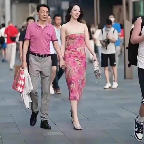 成都太古里同款连衣裙美女街拍夏小众设计法式新款碎花缎面吊带裙