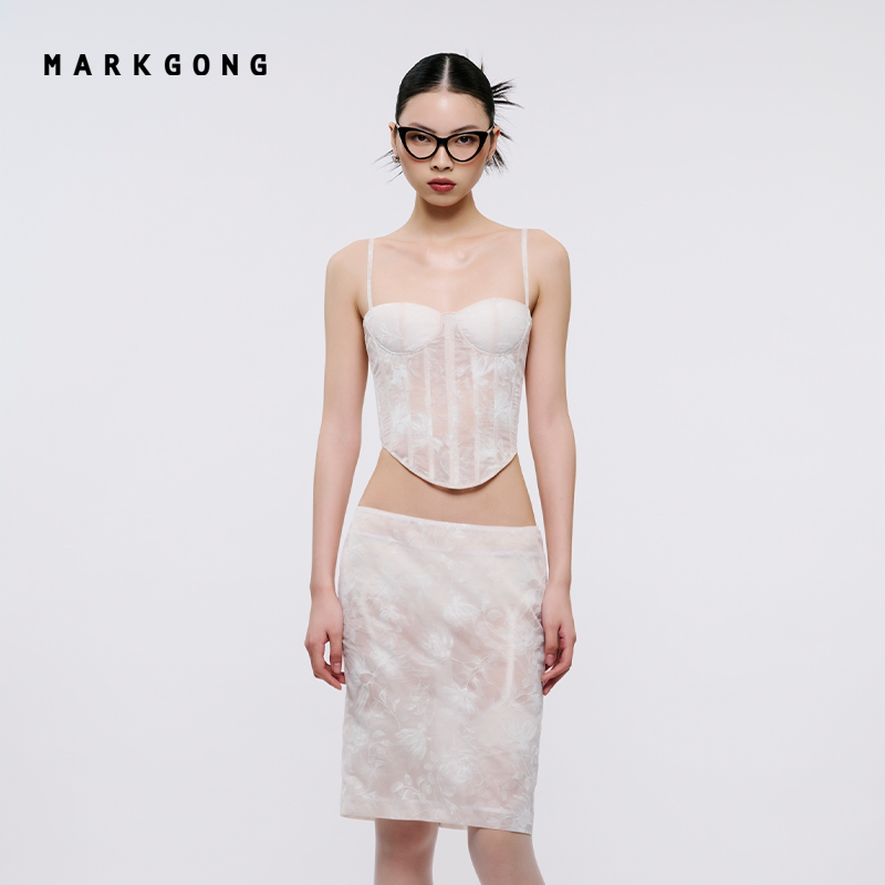 【MARKGONG】女装通勤流行独特流行鱼骨抹胸束腰双层米色烂花上衣图片