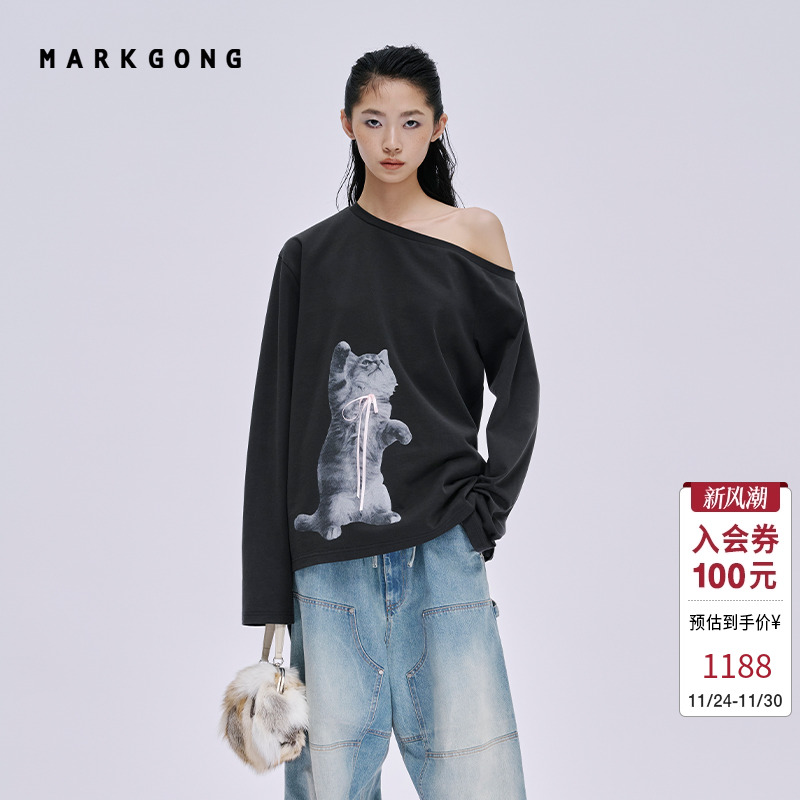 MARKGONG斜开肩小猫印花长袖T恤