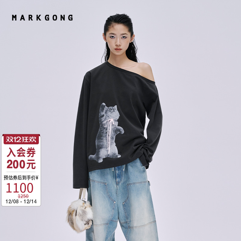 MARKGONG斜开肩小猫印花长袖T恤