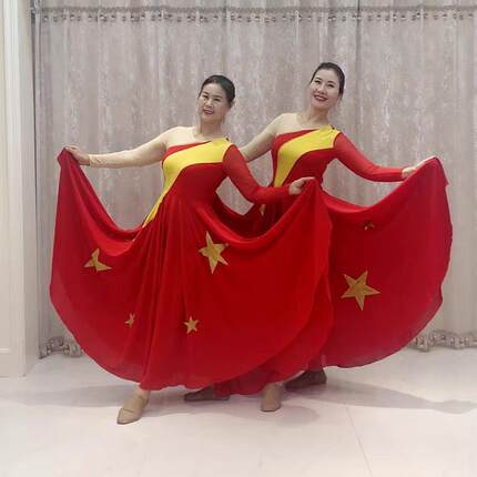 午后骄阳广场舞亲吻祖国台现代舞蹈表演大合唱红歌比赛演出服装女