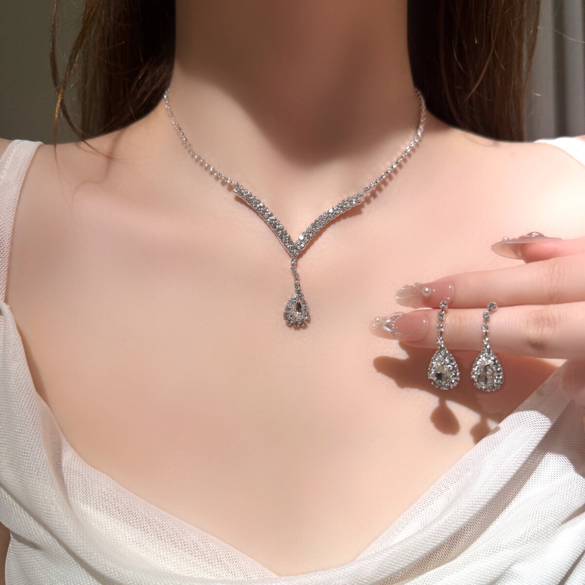 镶钻水滴V形耳钉项链两件套小众高级感锁骨链时尚轻奢项饰女