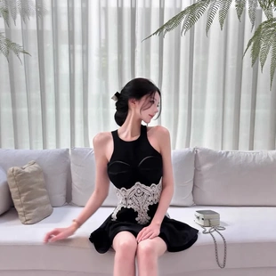 woppei 小巴姐妹纯欲风收腰显瘦黑色蕾丝拼接刺绣设计感连衣裙