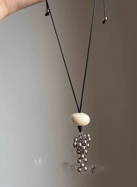 韩系银色葡萄串吊坠流苏皮绳项链女小众设计感毛衣链秋冬新款配饰