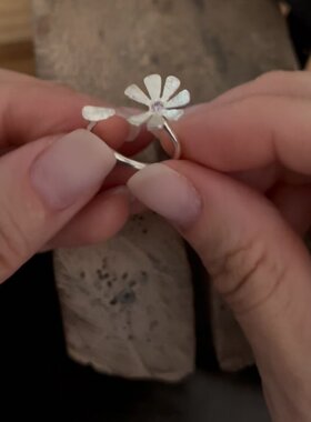 复古银色磨砂不对称花瓣戒指女款